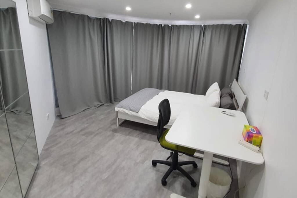 Dana-Spacious Private Room In Shared 2-Bedroom Apartment-1 Canberra Eksteriør bilde